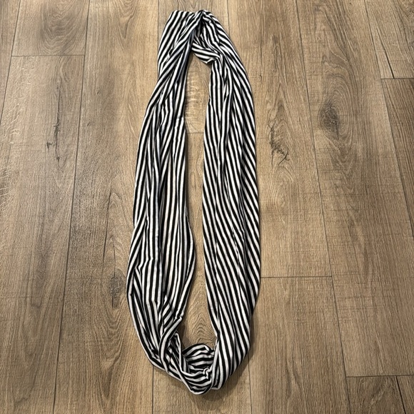 Black and white striped infinity scarf - Picture 4 of 10